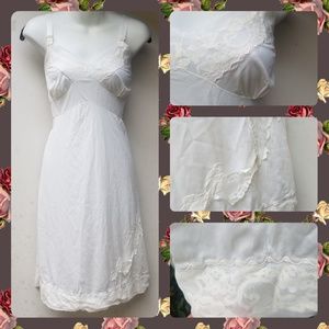 VTG  70s Ivory Slip with lace detailing